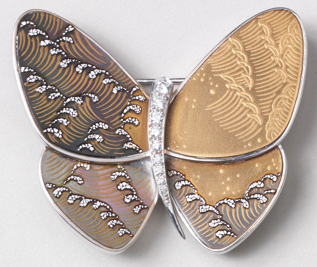 Araiso U Brooch, 2007. Designed and Made by Van Cleef & Arpels and Junichi Hakose (Lacquer), Paris, France and Japan. Gift of Van Cleef and Arpels. 2011-42-1.　by Cooper Hewitt Museum,箱瀬淳一 ヴァンクリーフ＆アーペル ブローチ