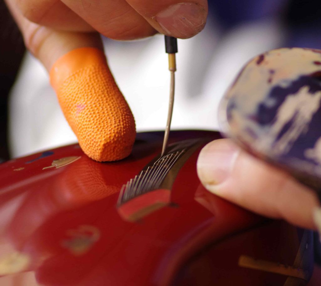 Junichi Hakose 箱瀬淳一 working on a fine maki-e  at Hakose Koubou 箱瀬工房.　
