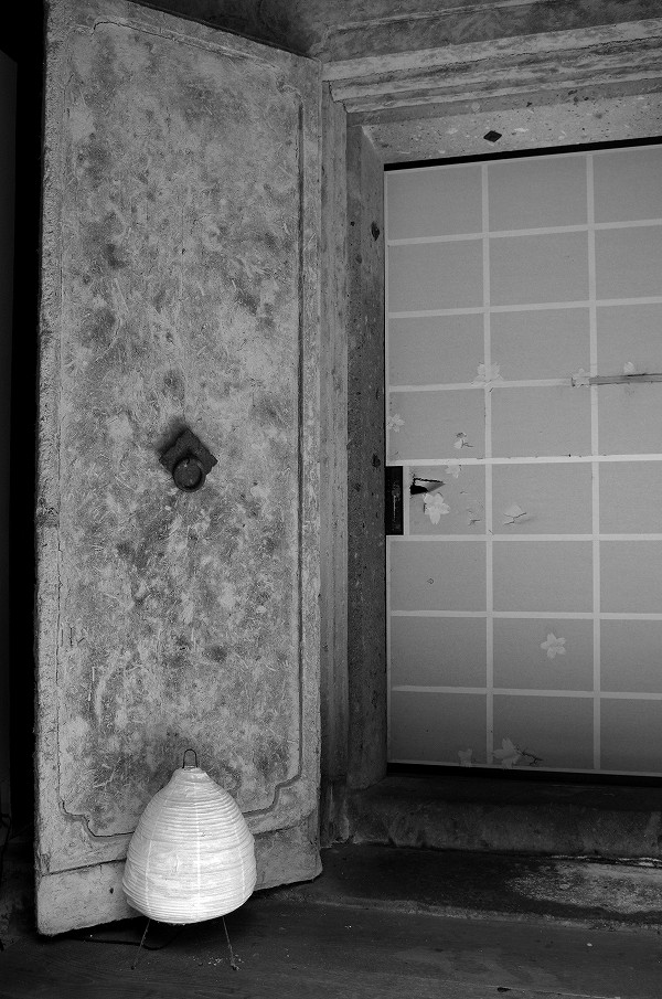 Entrance of kura (蔵); Hakose Koubou (箱瀬工房). Junichi Hakose his lacquer works in this Kura. 箱瀬淳一漆芸の生み出される工房です。