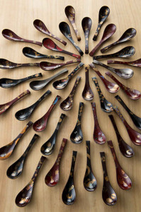 ”Renge (蓮華）” spoon photo : http://www.tokyoartbeat.com/event/2015/DD37.en　Junichi Hakose　箱瀬淳一　WAKO Exhibition　和光展　蒔絵今昔　