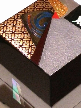 The Details of Collage Box. The many work is done underneath what you see. Please see past blog from Oct. 2015. https://blog-kogeistyling.com/2015/10/03/hakose-koubou-in-wajima-continued-%E7%AE%B1%E7%80%AC%E5%B7%A5%E6%88%BF/