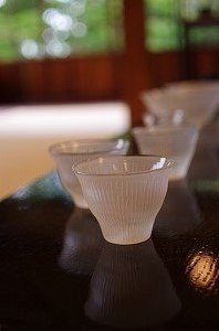 Elegant glass work sake cup by Naoya Arakawa (荒川尚也)