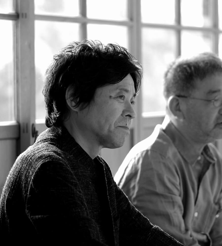 Master Junichi Hakose (箱瀬淳一) relaxing on the corridor of Kakusho-kaku (三渓園 鶴翔閣にて)